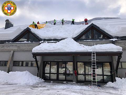 Continua lo sgombero neve sui tetti del Comelico 2 Continua lo sgombero neve sui tetti del Comelico 2