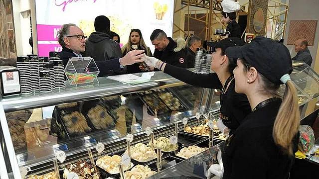Bancone di gelateria artigianale durante la rassegna di settore a Longarone Fiere