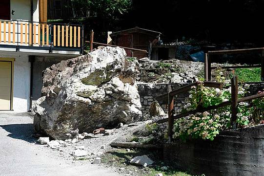 Il grosso masso che ha sfiorato la casa in valle di Schievenin - onecms