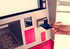 Prelievo a uno sportello bancomat (123Rf free)
