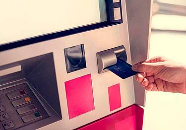Prelievo a uno sportello bancomat (123Rf free)