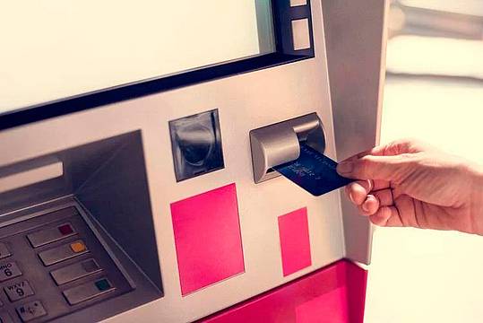 Prelievo a uno sportello bancomat (123Rf free)