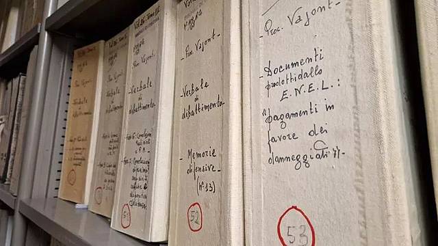 Alcuni faldoni con gli atti del processo Vajont