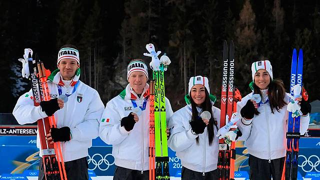 La staffetta del biathlon sul podio - da sinistra, Giacomel, Hofer, Wierer e Vittozzi