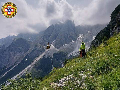 sul sentiero che dal Passo Monte Croce Comelico sale all'ex Rifugio Sala sul sentiero che dal Passo Monte Croce Comelico sale all'ex Rifugio Sala