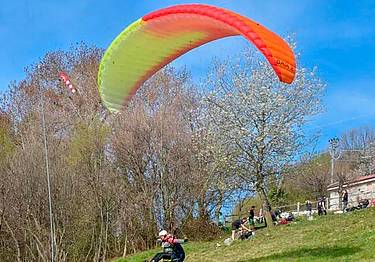 Il decollo di un parapendio (foto di archivio)