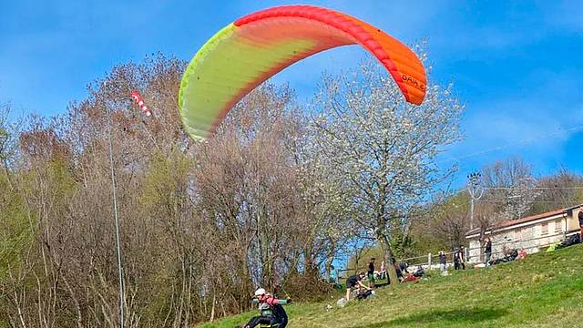 Il decollo di un parapendio (foto di archivio)