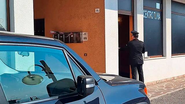 I carabinieri durante l'operazione Happy ending