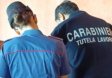 I carabinieri del Nucleo ispettorato del lavoro durante i controlli I carabinieri del Nucleo ispettorato del lavoro durante i controlli
