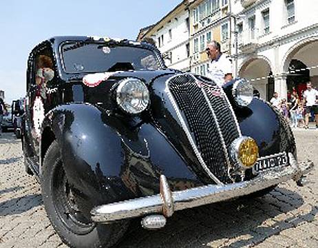 Giovanni Moceri e Valeria Dicembre su Fiat 508 C del 1939 Giovanni Moceri e Valeria Dicembre su Fiat 508 C del 1939