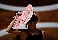 caldo donna ventaglio afp caldo donna ventaglio afp