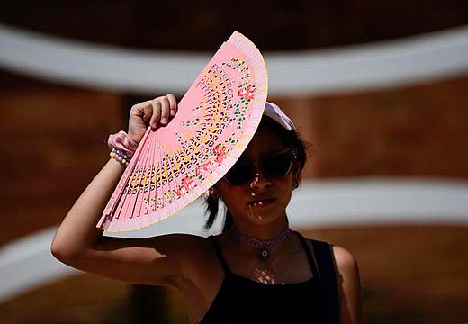caldo_donna_ventaglio_afp caldo_donna_ventaglio_afp