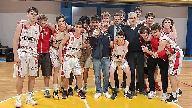 Il Valbelluna Under 19 in festa dopo il trionfo
