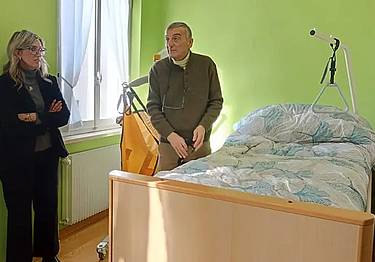 L'ingegnere Renzo Andrich con la presidente del Gal Prealpi, il sindaco Sara Bona mentre spiega l'alloggio domotico