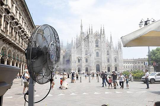 Adnkronos - Caldo in città - (Ipa) Adnkronos - Caldo in città - (Ipa)