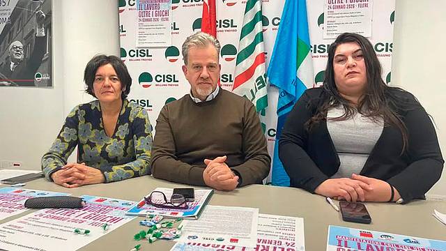 Da sinistra i segretari Denise Casanova (Cgil), Francesco Orrù (Cisl) e Sonia Bridda (Uil)