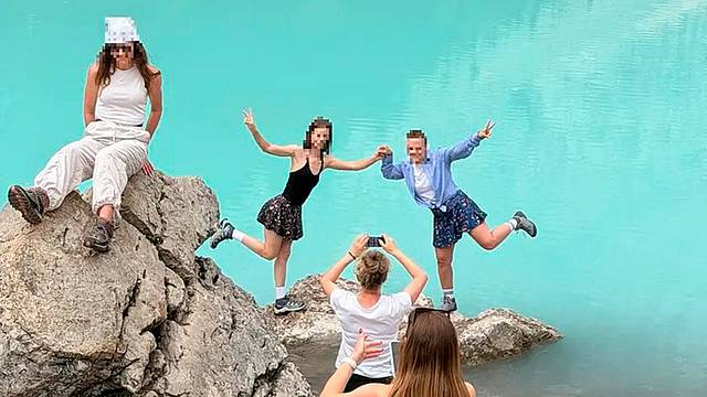 Lago-di-Sorapiss-preso-d’assalto:+20% di-turisti Lago-di-Sorapiss-preso-d’assalto:+20% di-turisti