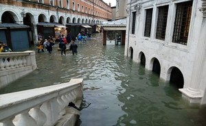 Acqua alta e pioggia battente, piazza San Marco diventa una distesa d’acqua